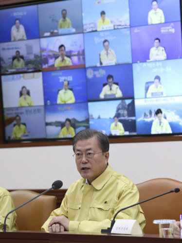 문재인 대통령이 30일 오전 정부서울청사에서 열린 신종 코로나바이러스 감염증 대응 종합 점검회의에서 발언하고 있다.  <연합 제공>